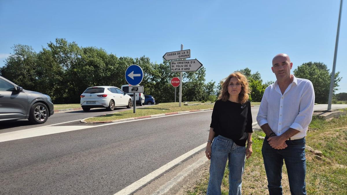 L’alcalde de Llagostera, Narcís Llinàs, i la diputada de Junts Maria Àngels Planas, al punt de la C-65z on reclamen una rotonda.