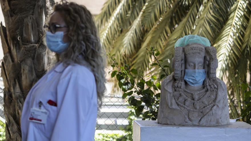 Una copia de la Dama de Elche en el Hospital General, con mascarilla