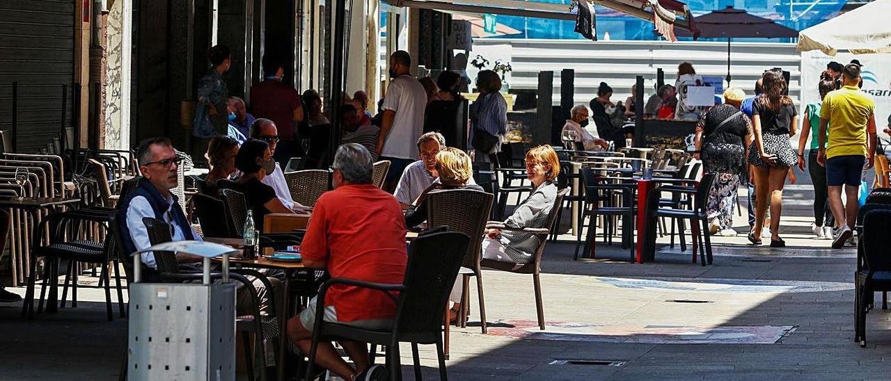 La hostelería de Vilagarcía (en la foto), Cambados, A Illa y Vilanova solo puede abrir en terraza.