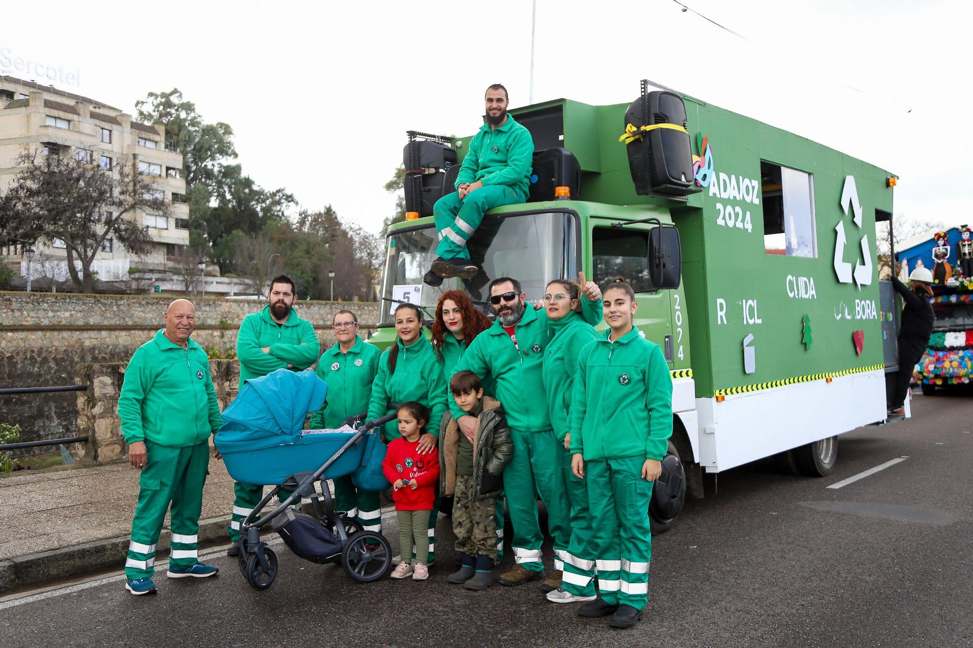 GALERÍA | Los pacenses arropan a los artefactos en su desfile del sábado en Badajoz