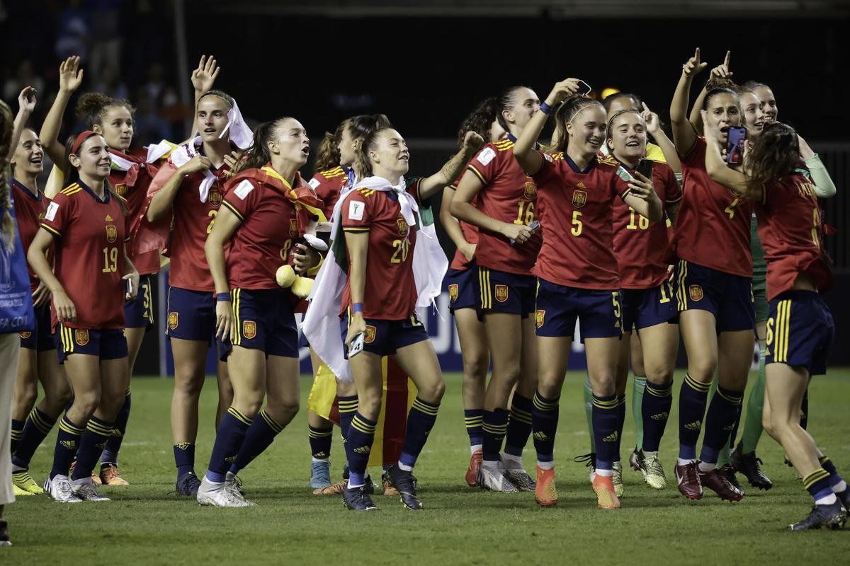 AMDEP6021. SAN JOSÉ (COSTA RICA), 28/08/2022.- Jugadoras de España celebran al ganar la Copa Mundial Femenina Sub-20 luego de vencer a Japón hoy, en el estadio Nacional en San José (Costa Rica). EFE/Jeffrey Arguedas