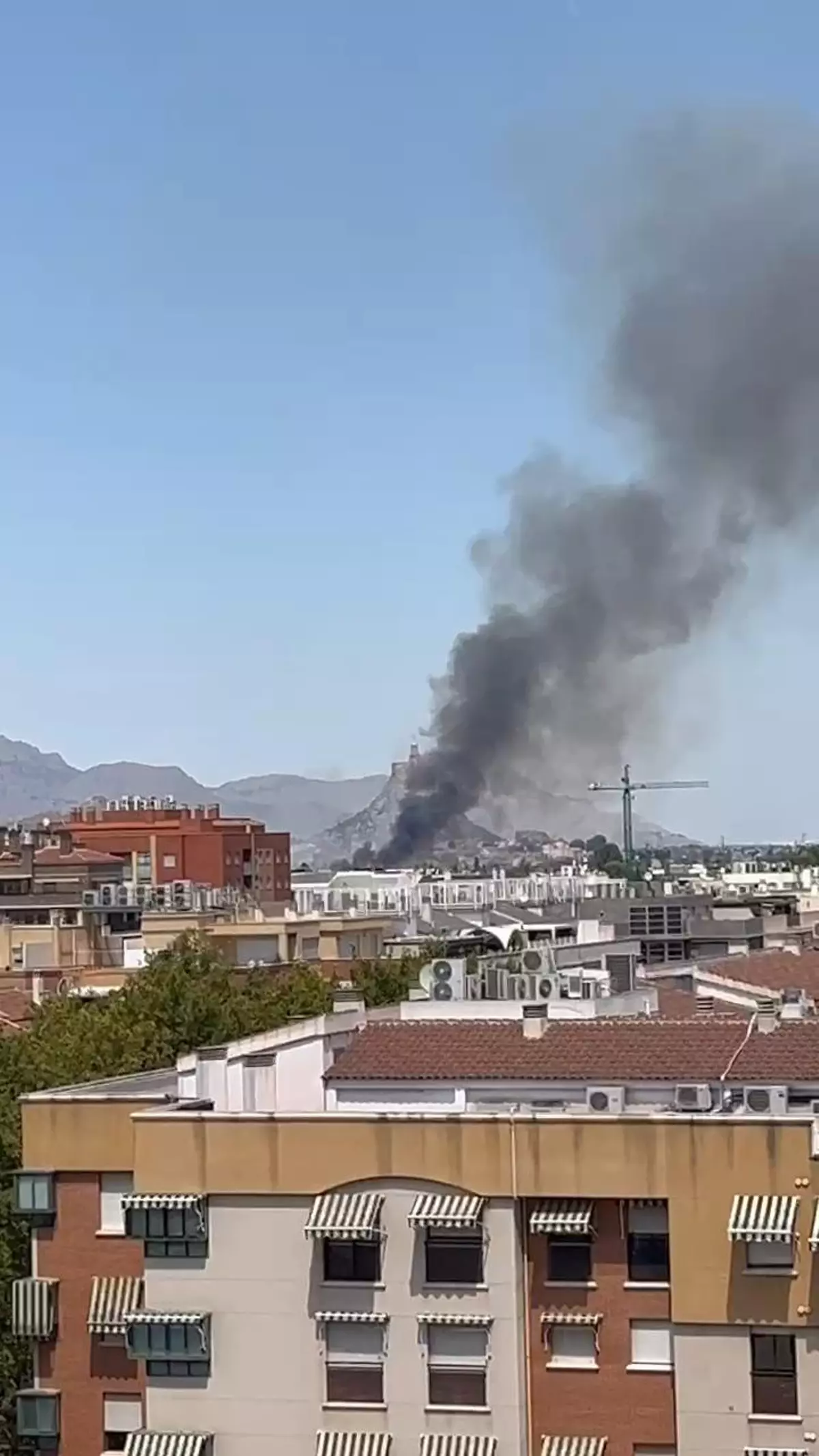 La columna de humo tapa la estatua de Monteagudo.