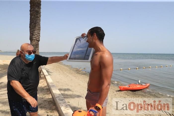 Un hombre cruza a nado el Mar Menor