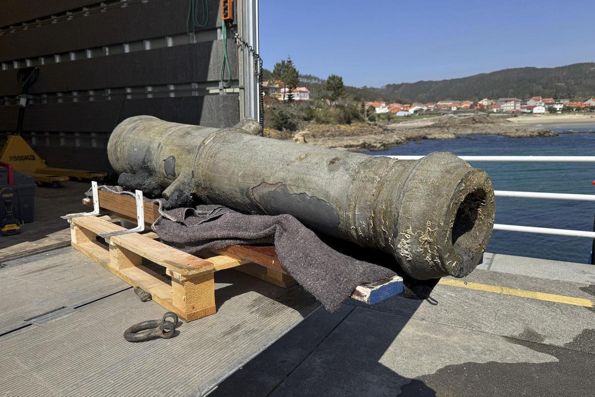 Cañón de bronce encontrado en Fisterra