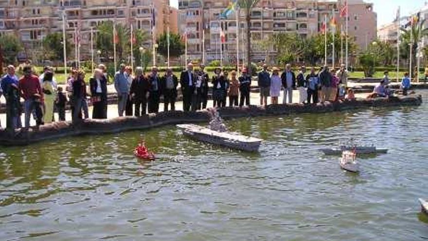 Decenas de maquetas de barcos surcan el lago de las Naciones