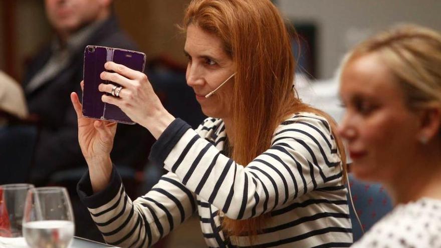 Nuria Oliver hace una foto con su móvil antes de pronunciar su charla en el hotel de la Reconquista.
