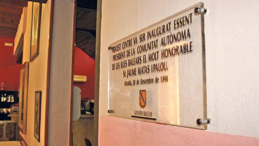 Placa inaugural en la entrada del local de la tercera edad, en la que se cita a Jaume Matas.