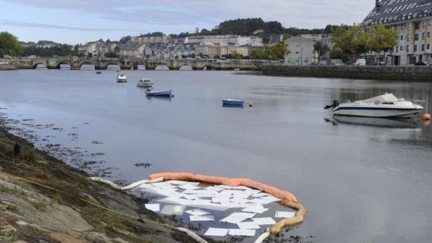 Furtivos faenan ayer en la ría, un día después del vertido de queroseno en O Burgo. / la opinión