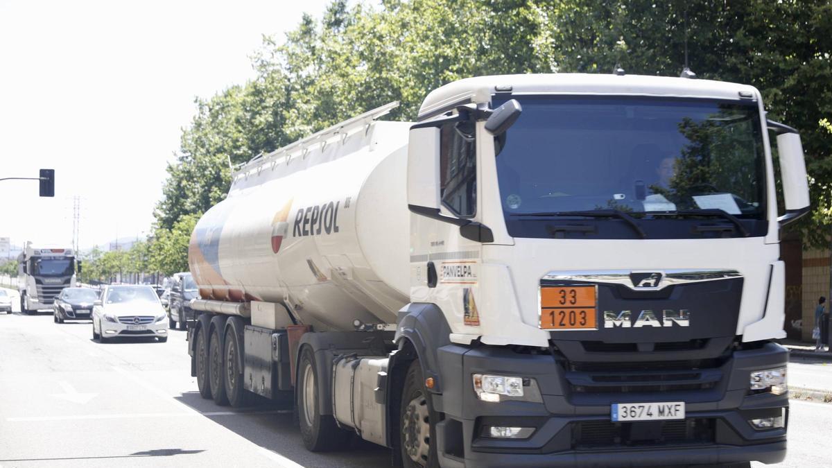 Un camión circula por la avenida Príncipe de Asturias de Gijón en dirección a El Musel.