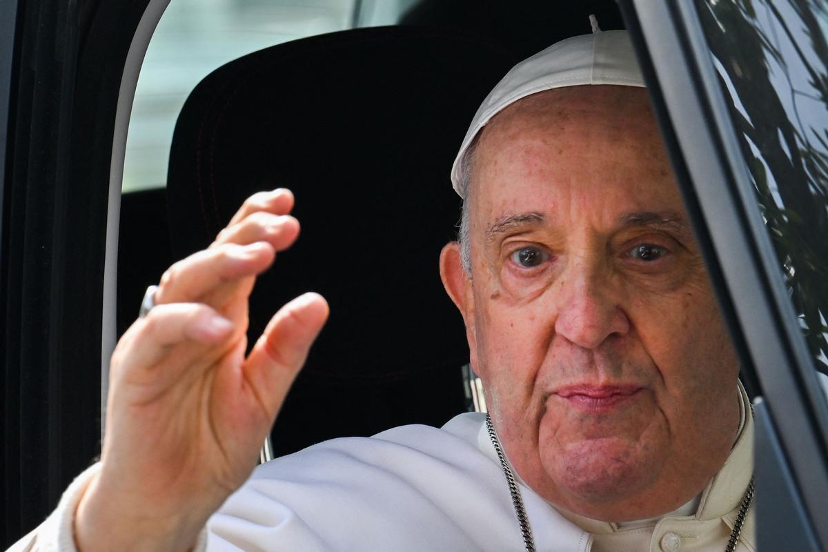 El Papa a su salida del hospital: Todavía estoy vivo. No tuve miedo