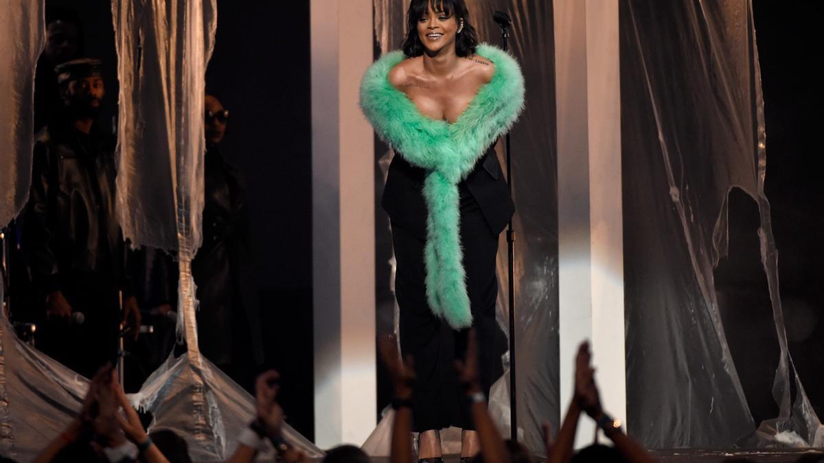 Rihanna durante su actuación en los Billboard Music Awards 2016