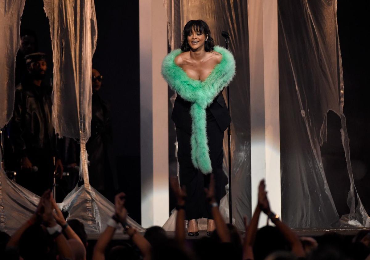 Rihanna durante su actuación en los Billboard Music Awards 2016