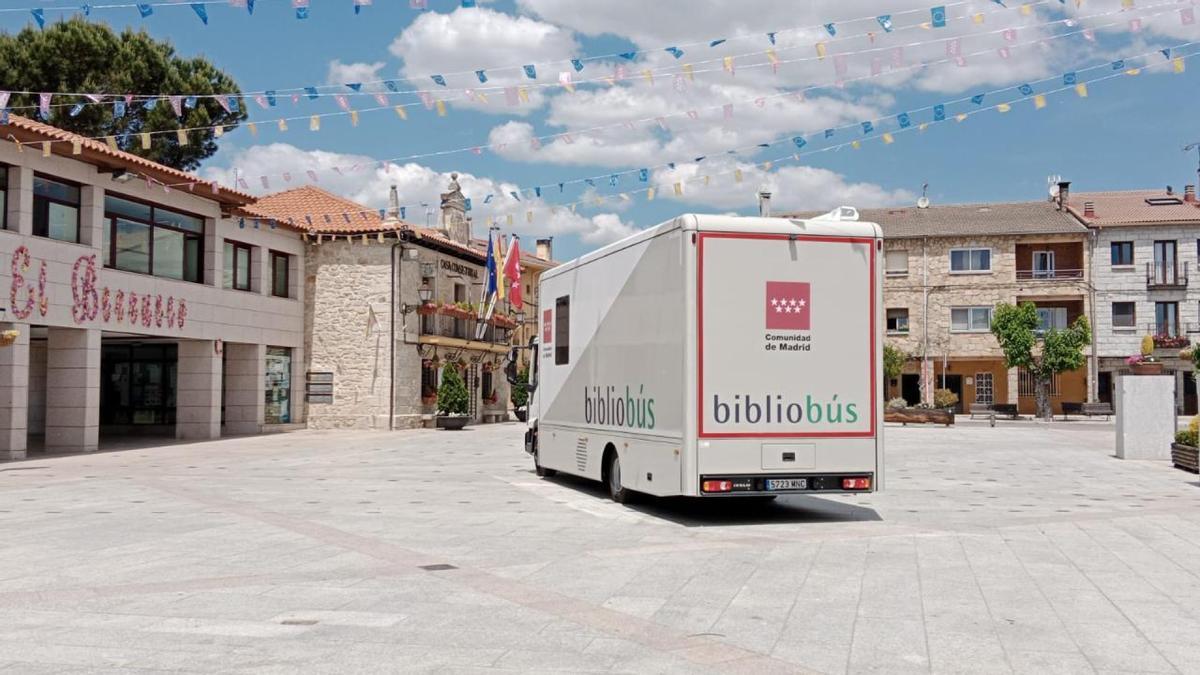La Comunidad de Madrid también ha puesto en marcha una ruta de bibliobuses para atender a las familias alojadas temporalmente fuera de sus hogares