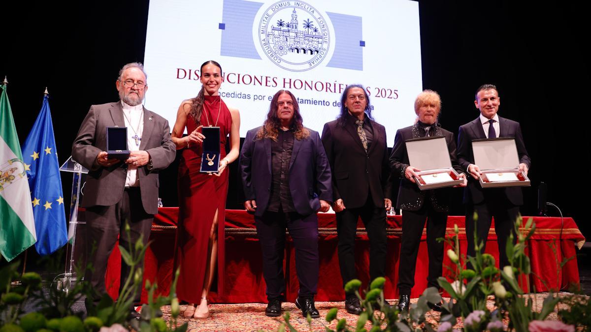 El Ayuntamiento entrega sus Medallas de la Ciudad.