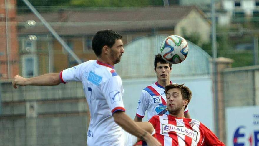 Calvillo lucha por el balón con un jugador de L&#039;Entregu.