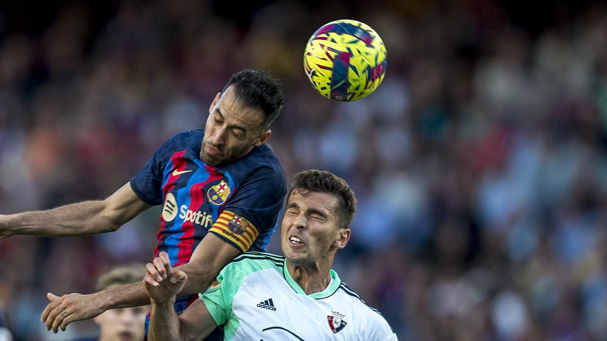 Busquets y Torró pugnan de cabeza por el balón durante el partido de liga contra Osasuna