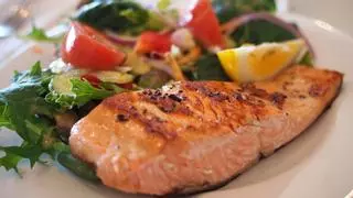 Cómo incluir salmón en tu dieta: una receta saludable y muy fácil para tus cenas