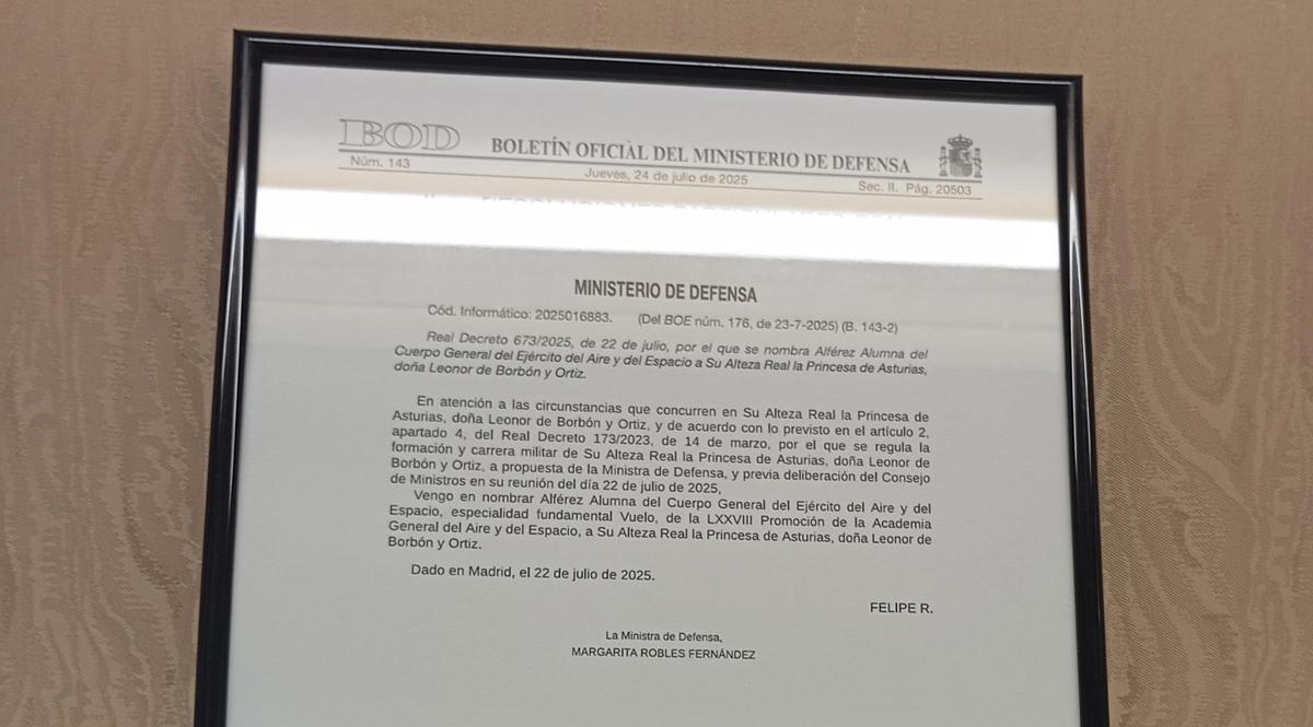 Marco con una reproducción de la publicación en el BOE del real decreto del Ministerio de Defensa por el que se nombra a Doña Leonor alférez alumna de la AGA