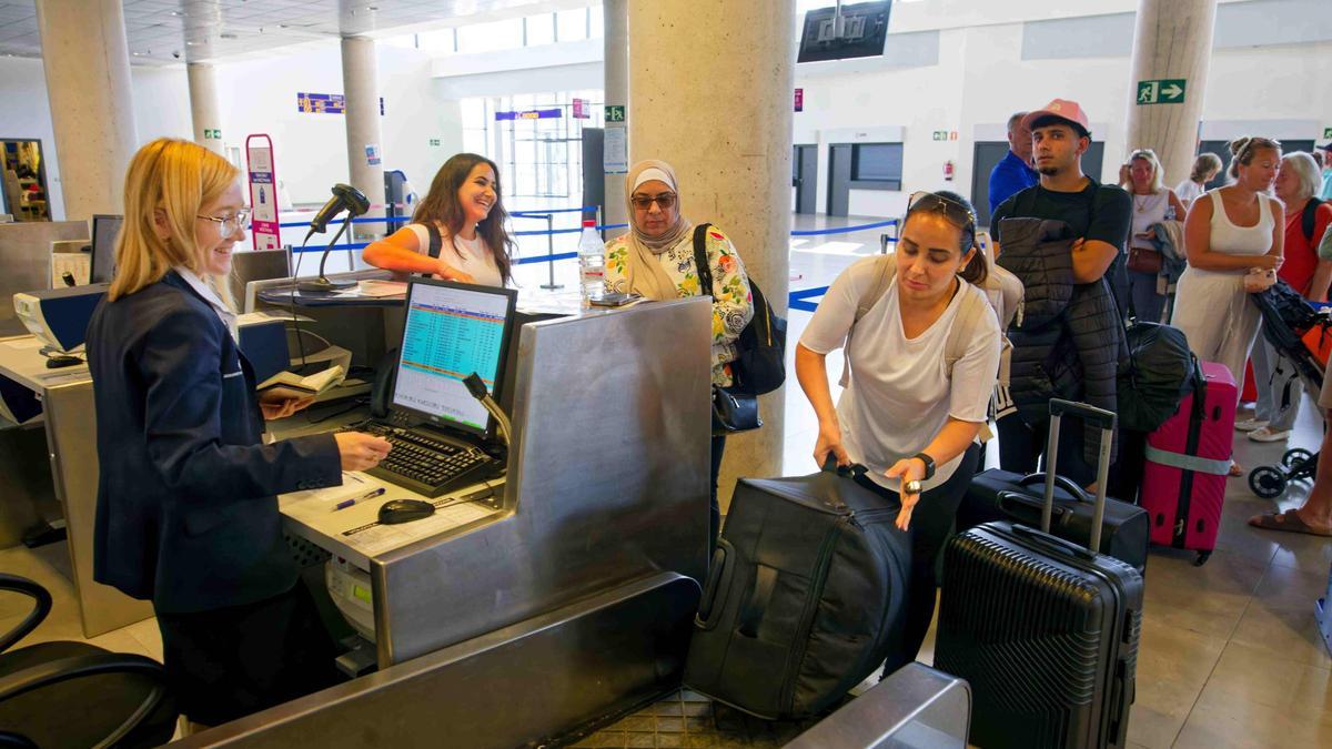 Pasajeros facturan sus maletas en el aeropuerto  de Castellón, en una imagen de archivo.