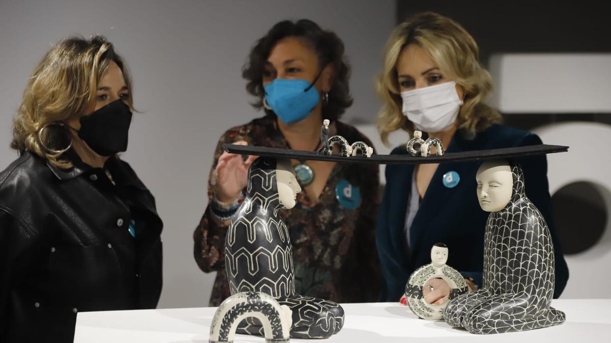 Salud Navajas, Rosario Coronado e Inmaculada Troncoso observan algunas piezas de la exposición.