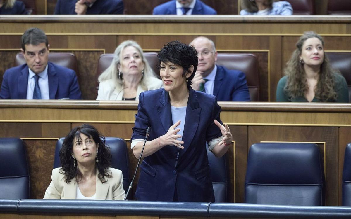 La ministra de Inclusión, Seguridad Social y Migraciones, Elma Saiz, interviene durante una sesión de control en el Gobierno, en el Congreso de los Diputados.