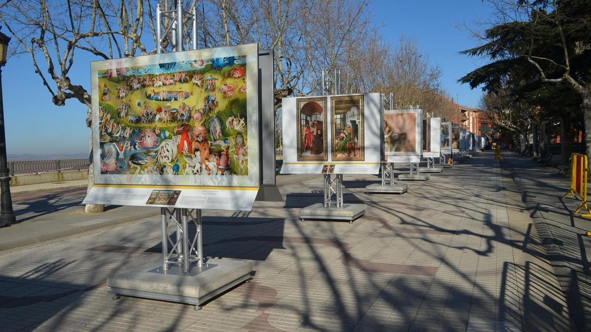 Preparativos de la exposición de &quot;El Prado en las calles&quot; en Benavente. / E. P.