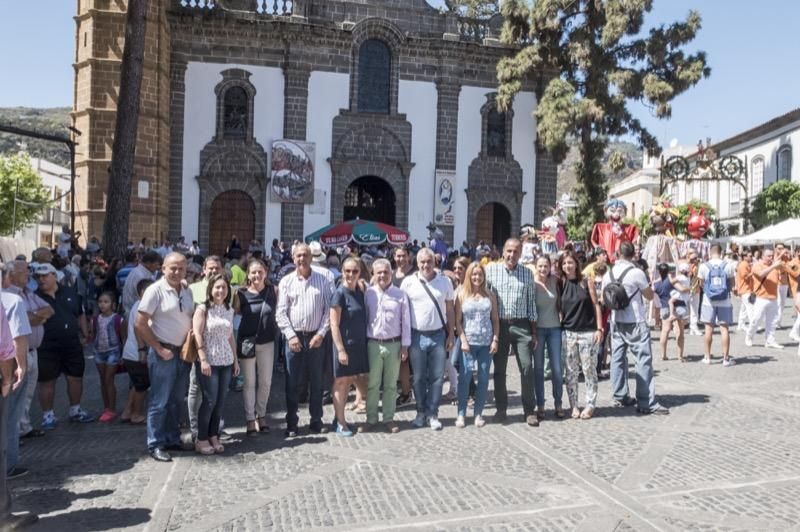 Fiestas del Pino en Teror: Subida de la Bandera en la Basílica