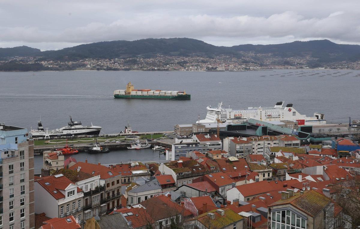 Los barcos, al abrigo de Vigo, este martes.