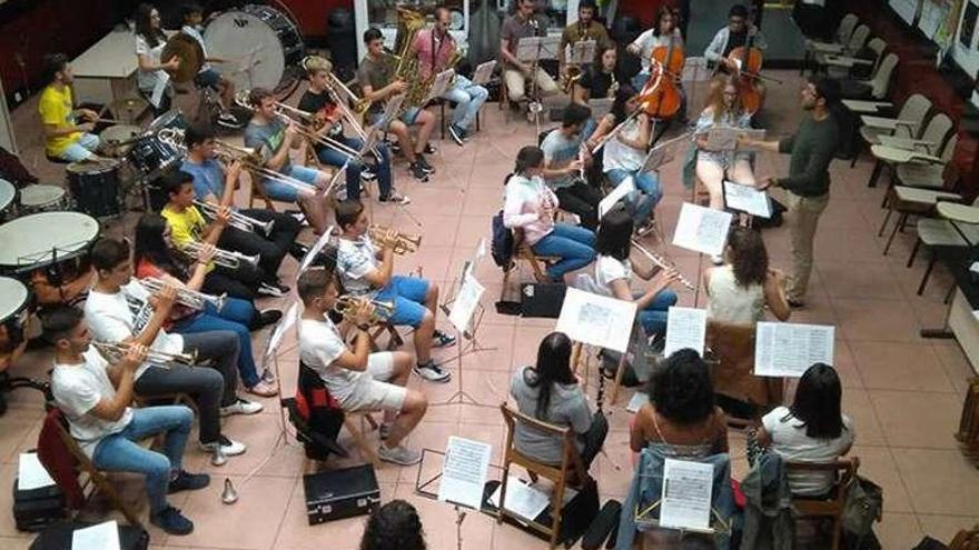 Banda de Música Xuvenil de Xinzo durante un ensayo. // D.P.