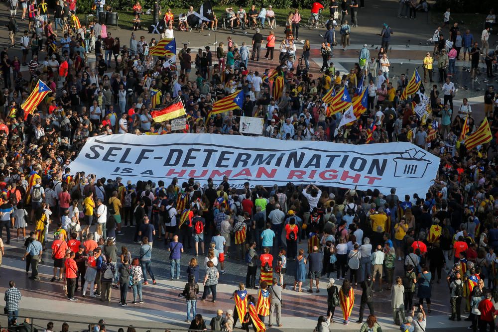 Milers de persones reivindiquen el mandat de l''1 d''octubre al centre de Barcelona