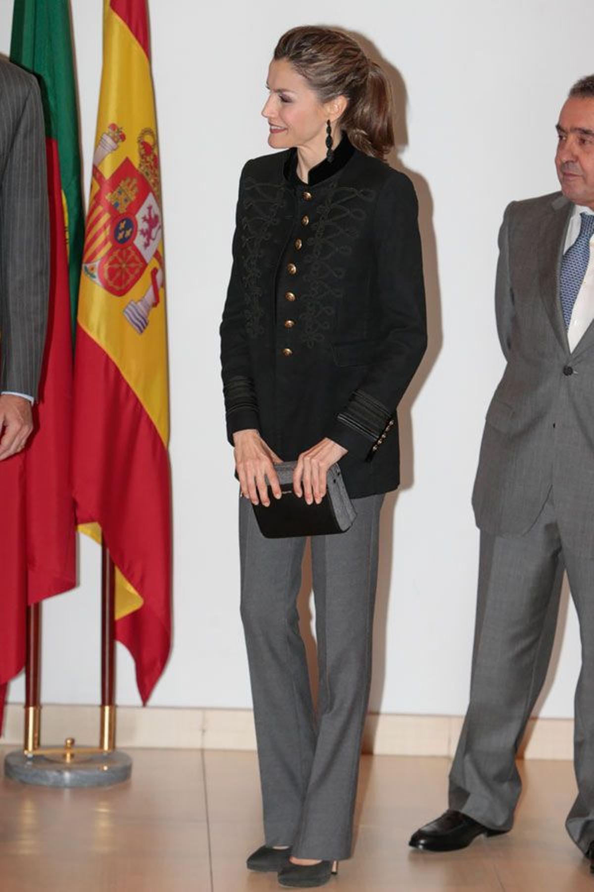 Letizia Ortiz en Lisboa con chaqueta militar negra de Zara