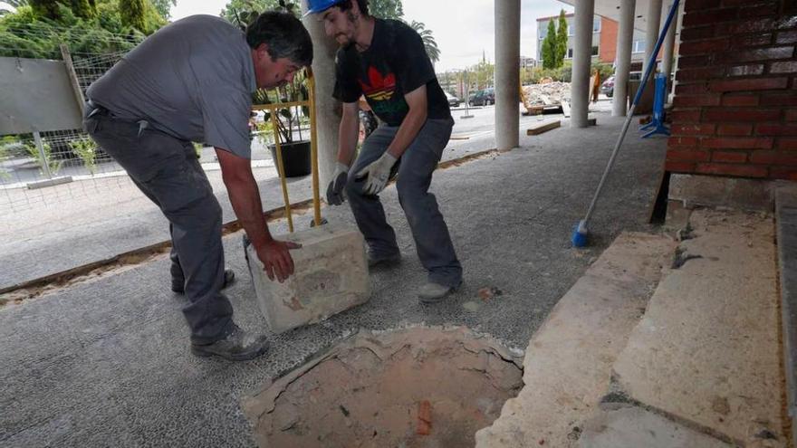 José Luis Boix y Miguel Ángel Mijares, ayer, con la primera piedra del colegio San Fernando.