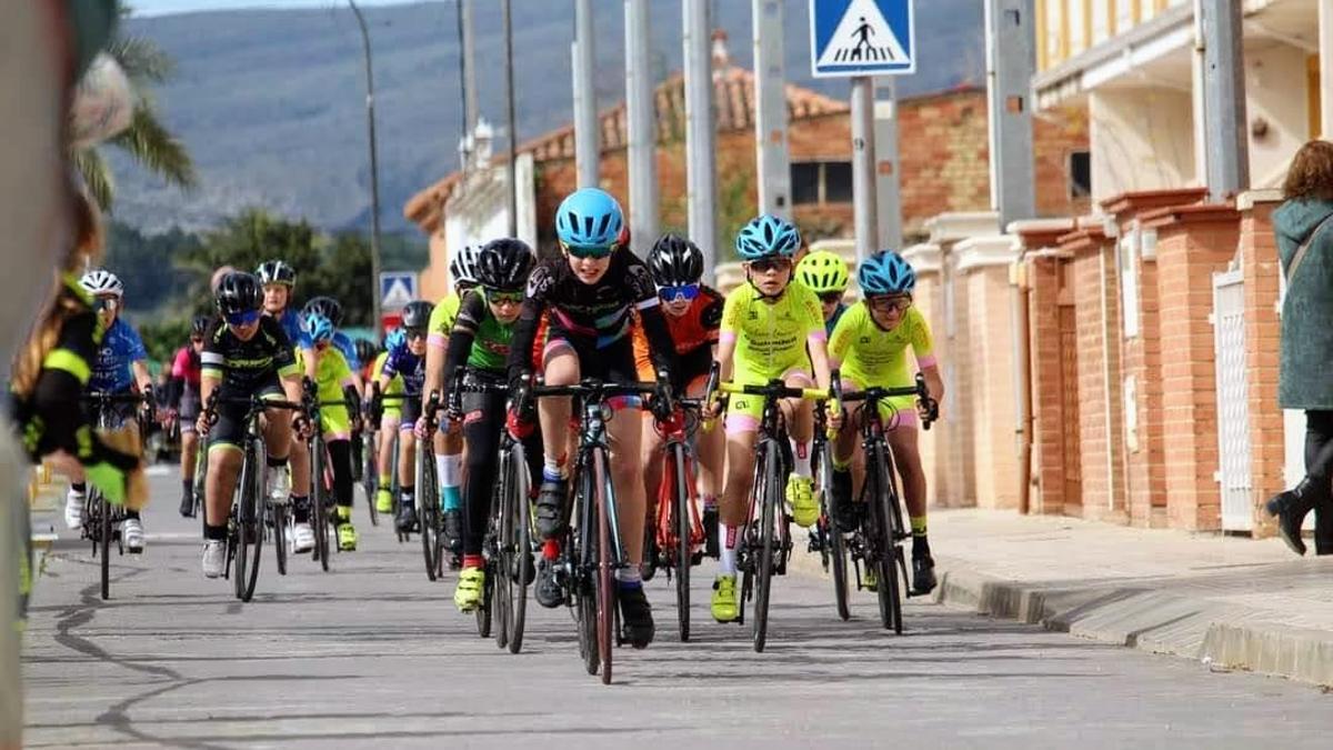 Corredores de las escuelas ciclistas en una de las carreras de la Challenge, en Aiacor.