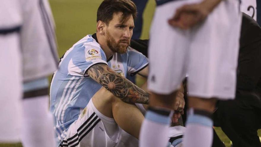 Lionel Messi, sentado sobre el césped tras la derrota de Argentina ante Chile en la Copa América.