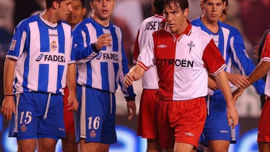 Eduardo Berizzo, de frente, en presencia de los deportivistas Capdevila, Sergio y Luque.