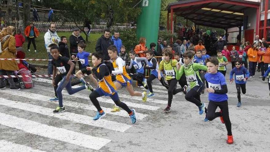 La salida de una de las carreras de los pequeños. // J.Regal