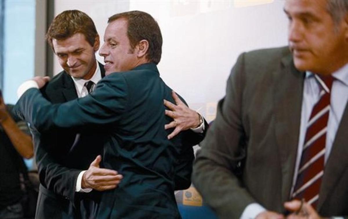 Rosell abraça Vilanova, ahir a la sala París, amb Zubizarreta a la dreta. Rosell abraça Vilanova, ahir a la sala París, amb Zubizarreta a la dreta.