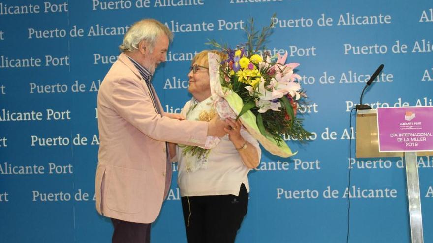 Cálido homenaje a Rosa Atienza, &quot;Cuqui&quot;, la jefa de la cantina del Puerto de Alicante