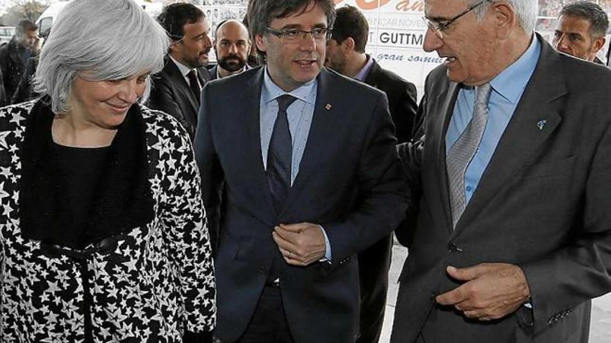 Puigdemont, entre l&#039;alcaldessa de Badalona, Dolors Sabater, i el director de l&#039;Institut Guttman, Francesc Homs