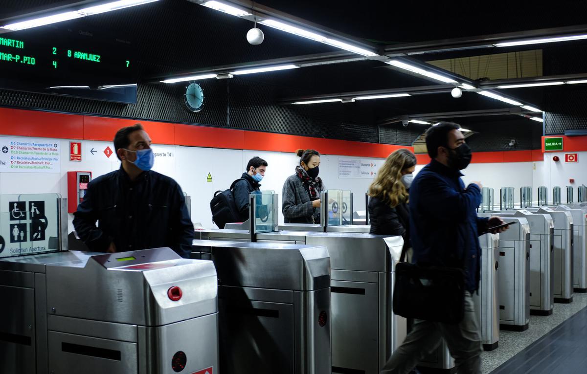 Usuarios de transporte público a la salida del servicio de cercanías en Nuevos Ministerios.