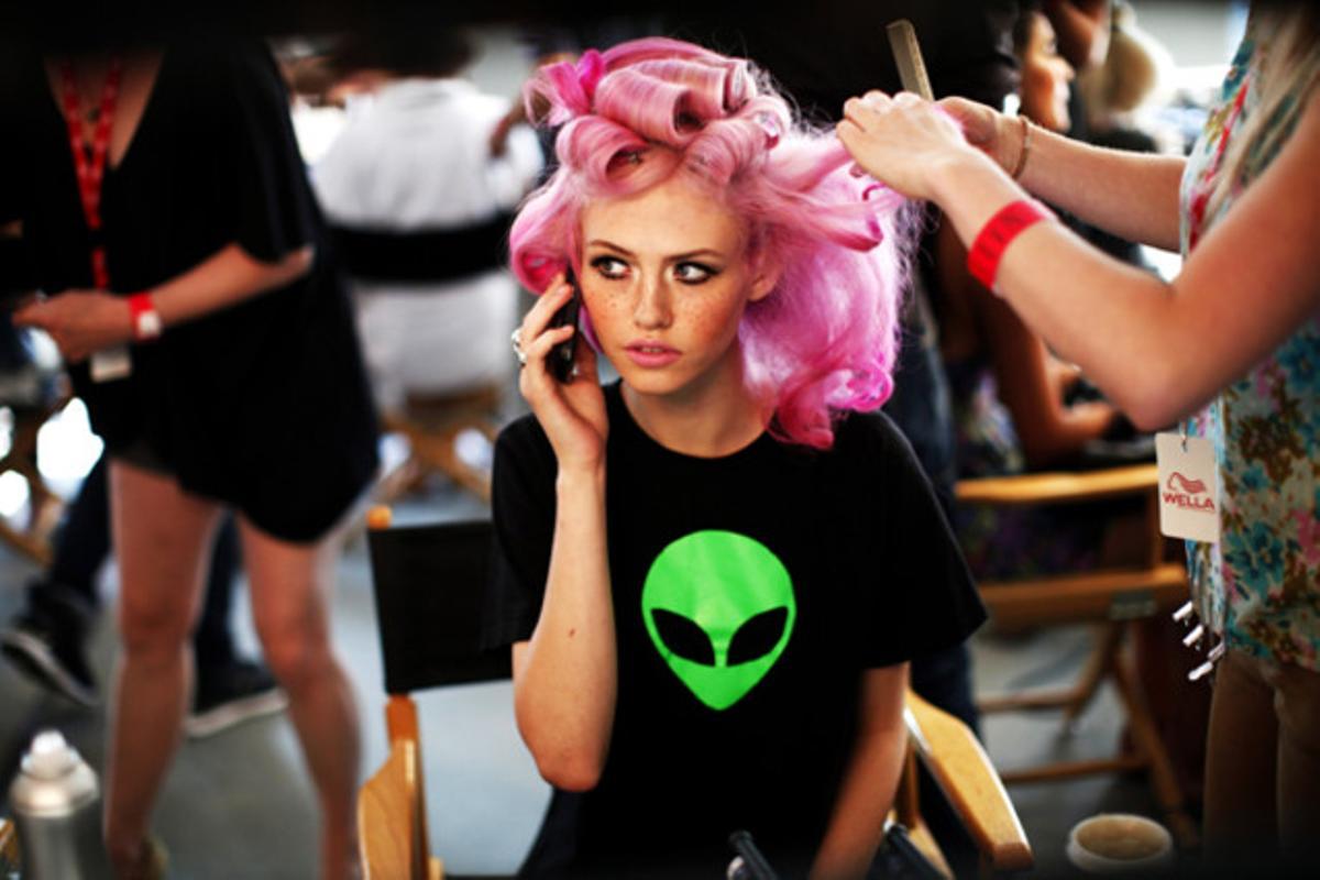 Una model fa una trucada amb el seu mòbil mentre es prepara per a una desfilada durant la setmana de la moda de Nova York.