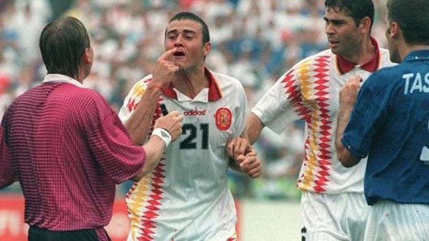 Luis Enrique protesta al árbitro del encuentro Italia - España, correspondiente a los cuartos de final de la Copa del Mundo de 1994 en Estados Unidos.