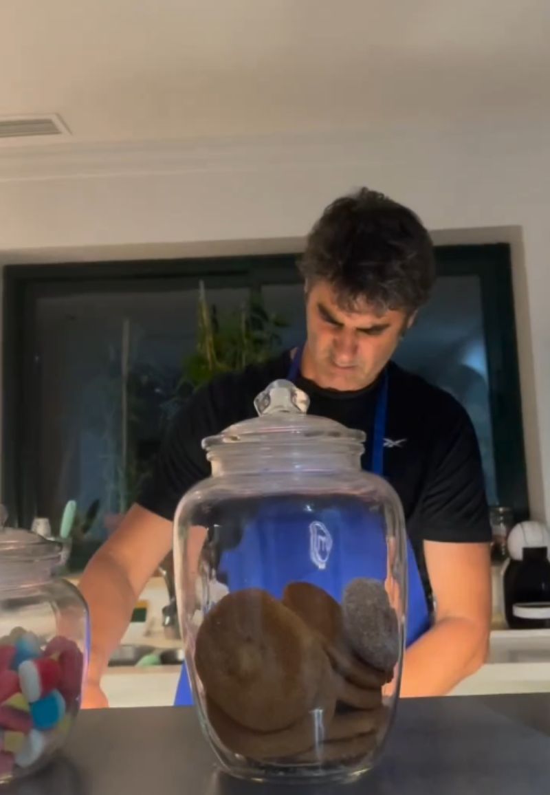 Jesulín de Ubrique cocinando en la casa que comparte con María José Campanario