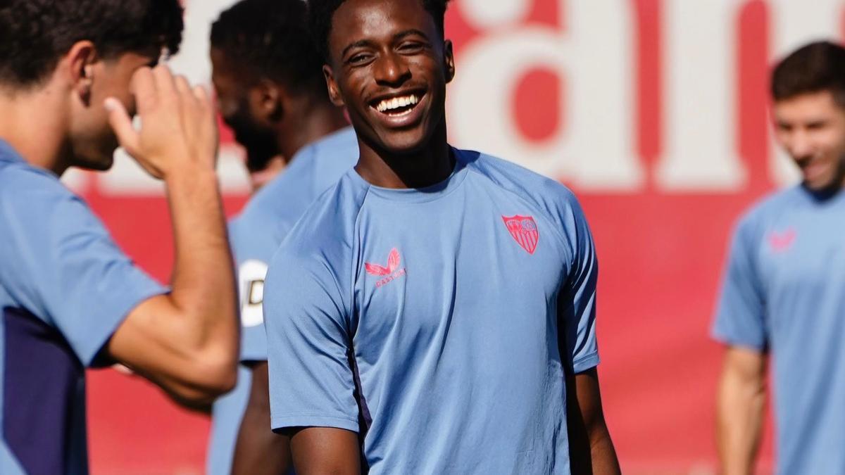 Sambi Lokonga regresa a los entrenamientos del Sevilla FC tras su lesión