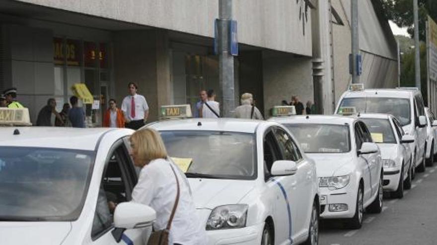 Els taxistes de Girona, Salt i Sarrià de Ter tenen nou reglament trenta anys després