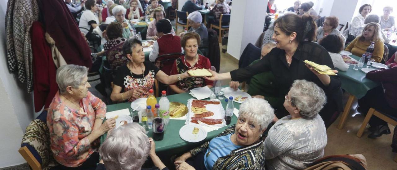 Una pasada merienda en la cafetería del centro de mayores de Las Meanas.