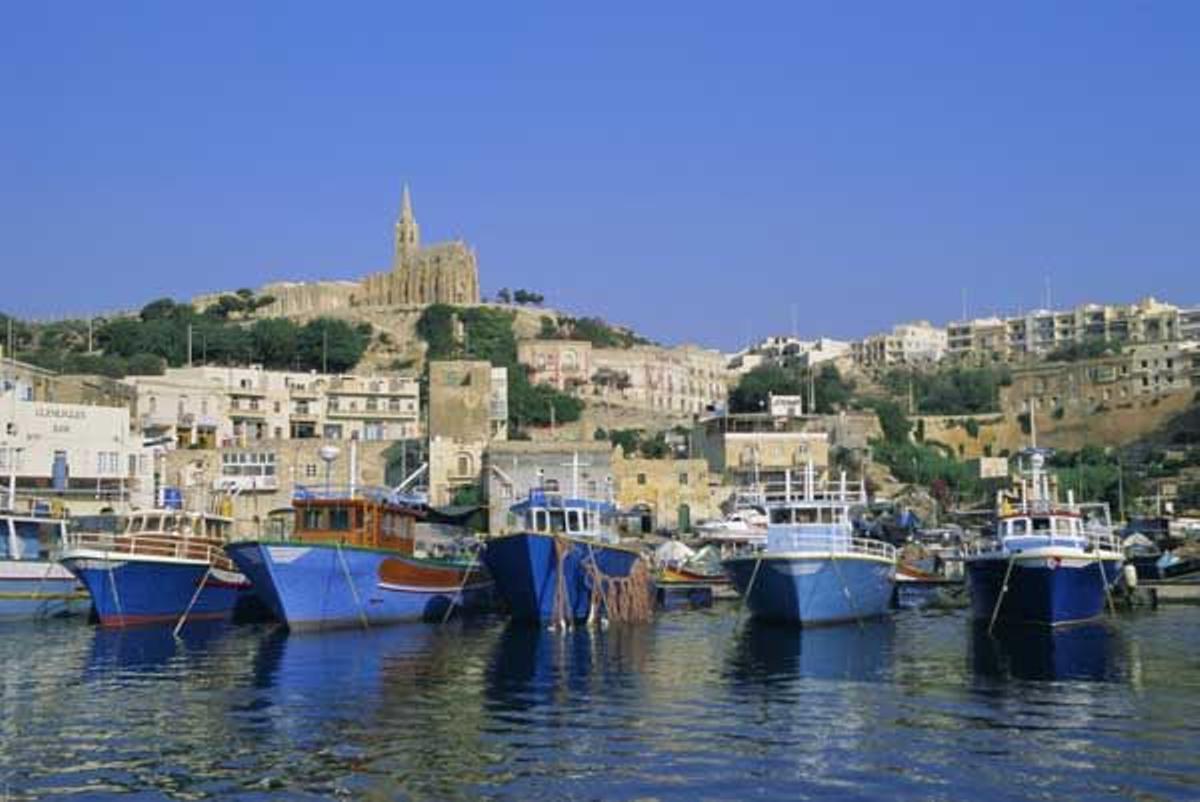 Vista de Gozo desde el puerto de Mgarr