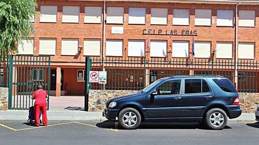 El patio deportivo y recreativo del C.E.I.P. Las Eras es la primera instalación en acoger el programa.