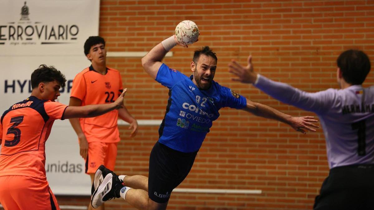 Emi Franceschetti se dispone a lanzar a portería en el encuentro contra el Barça Atlètic.