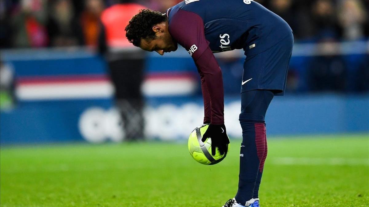 Neymar colocando el balón antes de lanzar el penalti.